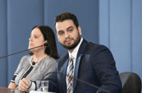 Alexandre de Moraes cobra explicações da defesa de Filipe Martins por tornozeleira eletrônica